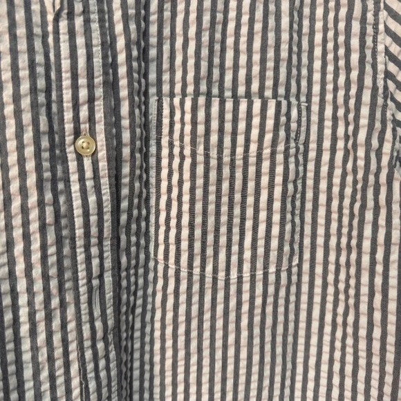 Gap seasucker size  large stripe shirt‎ - Picture 2 of 4